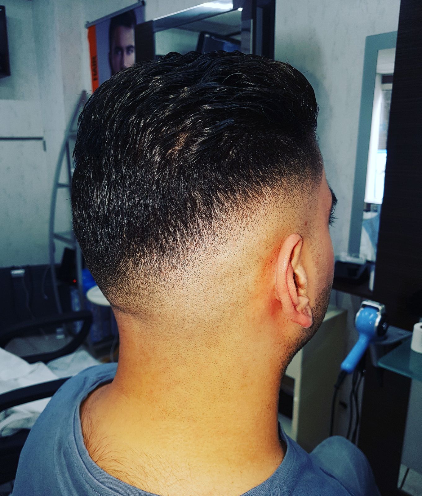 Achterhoofd met een fade, de nek strak bijgewerkt