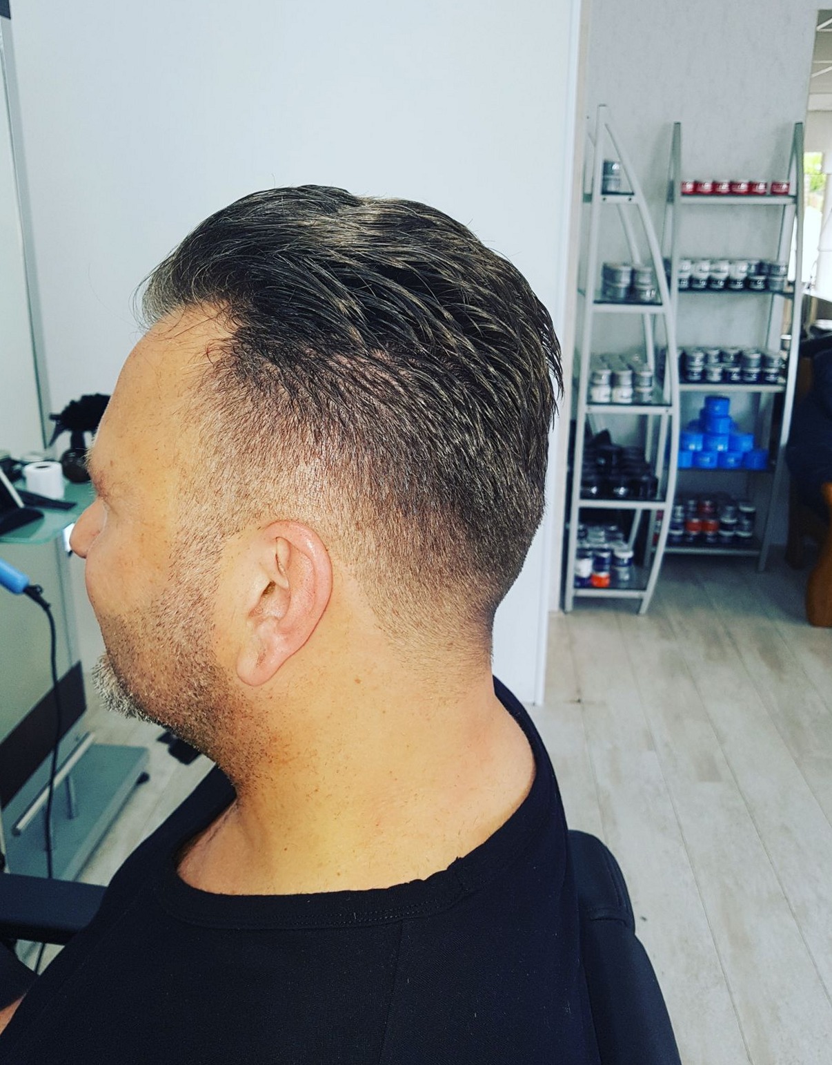 Zijaanzicht van een fade met de productkast van de zaak op de achtergrond
